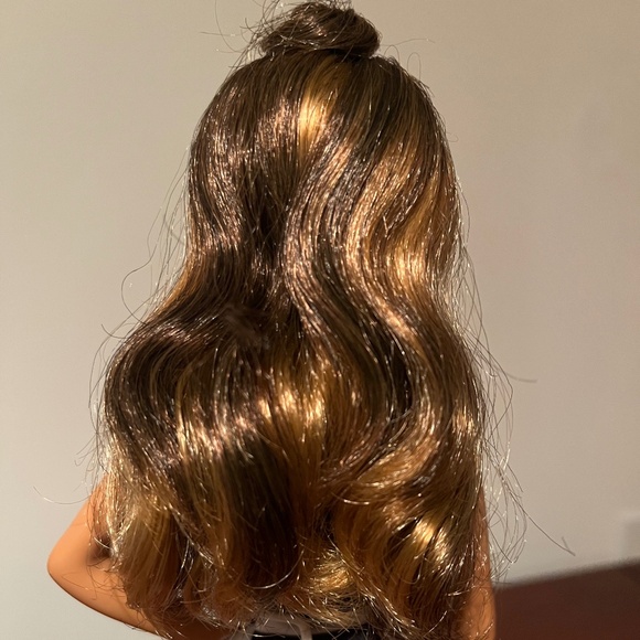 Barbie Doll 2017 Holiday Barbie, brunette - Picture 5 of 6